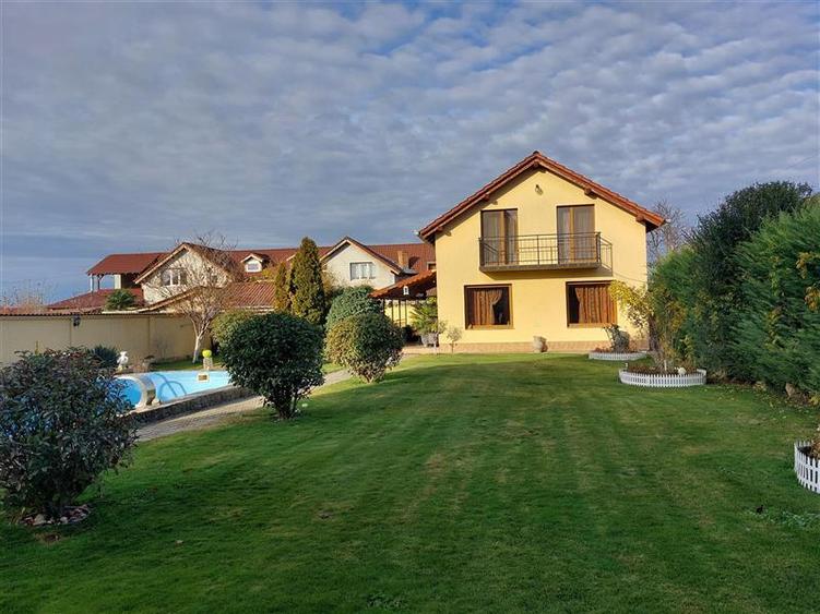 Casa mare pentru 2 familii sau pentru afacere