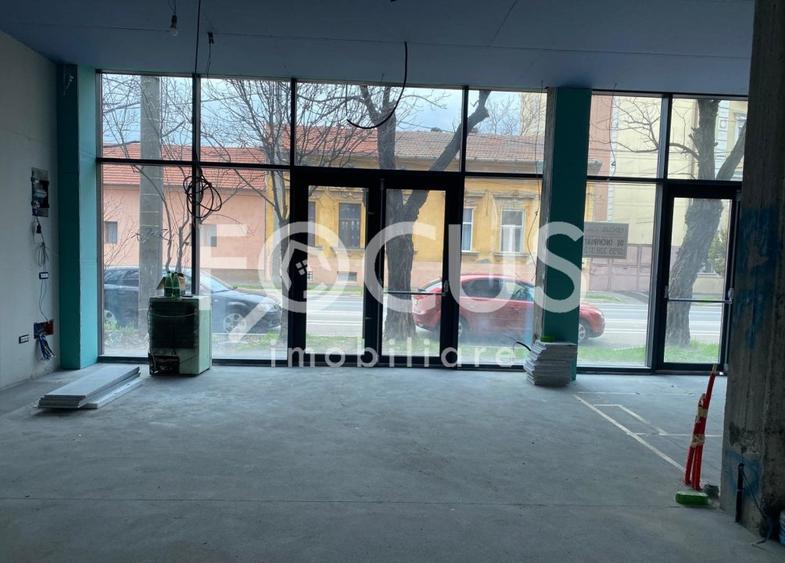 Inchiriez spatiu comercial - Vitrina 2 fronturi - terasa