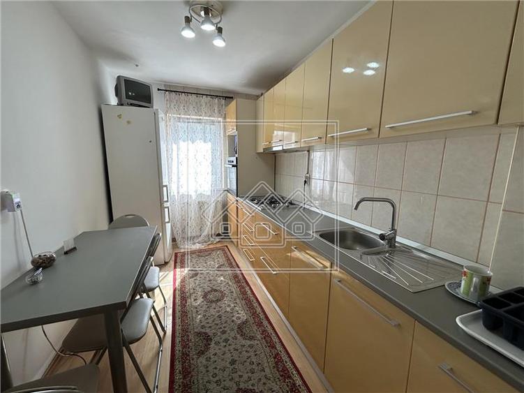 Apartament spatios cu 3 camere, Str. Scoala de Inot