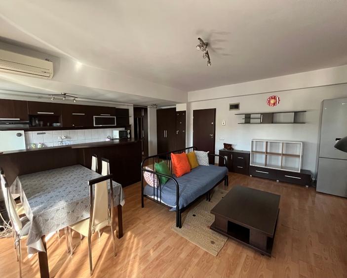 Închiriez apartament cu 3 camere, zona centrală