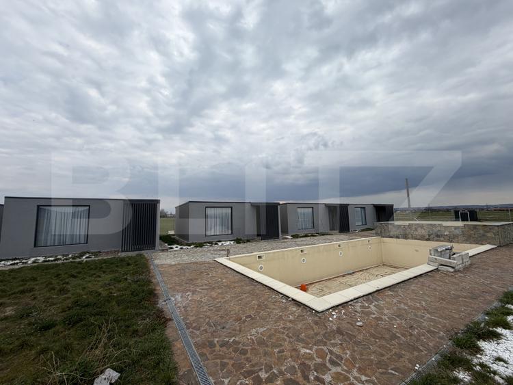 Teren 1600 mp, cu cinci casute de cazare si piscina