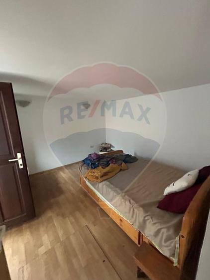 Casă de vânzare cu teren generos de 1.043 mp, două corpuri de locuit.