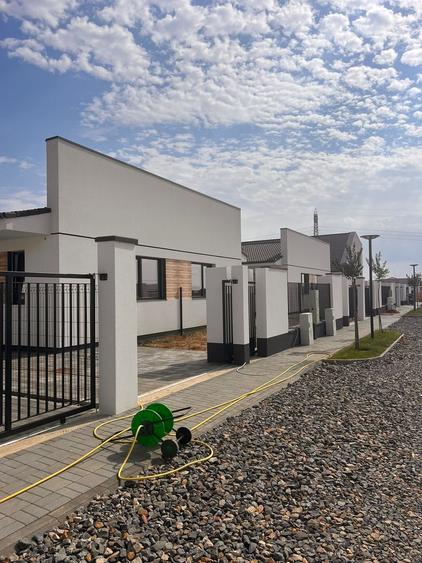 Comision 0%. Duplex spatios 120 mp. Panouri solare. 380 mp teren. La cheie.