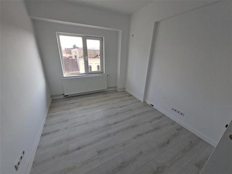 Vanzare apartament 4 camere pentru locuit sau sediu firma, birouri Centru, Cluj-