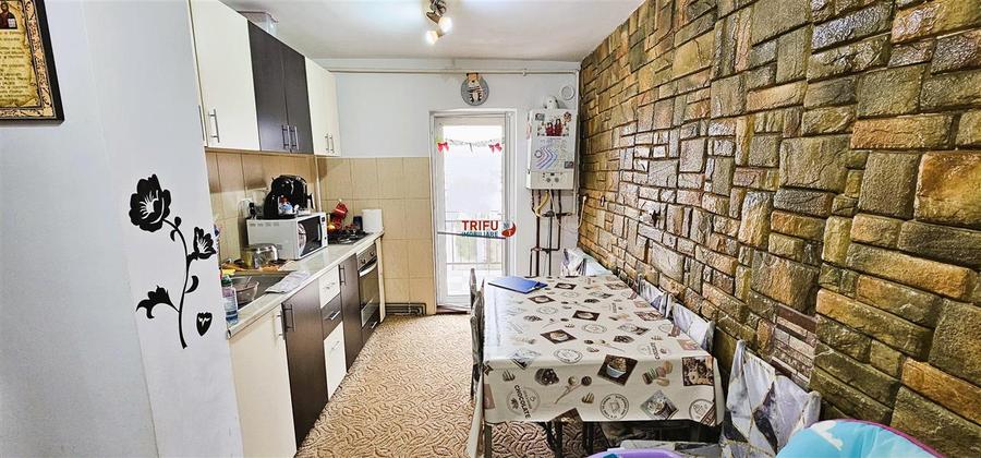 Apartament de vanzare cu 2 camere etaj intermediar