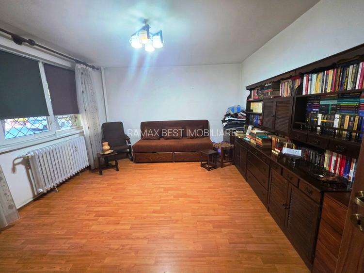 Colentina, intersectie Fundeni, bloc reabilitat, stradal, vedere fata - 11