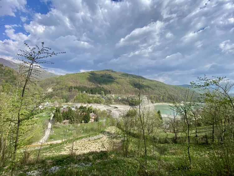 Teren vedere panoramică lac Paltinu si dealuri împădurite in Valea Doftanei