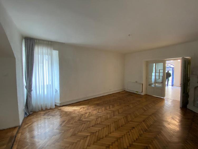 Spatiu comercial 4 camere zona Central Sibiu
