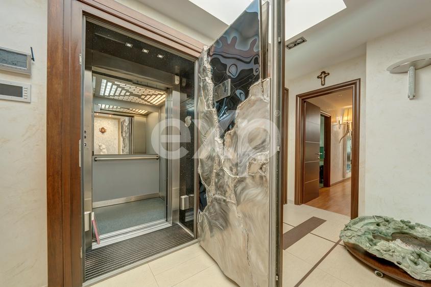 Penthouse 5 camere de vanzare -Nordului stradal + 800 mp teren in jurul blocului