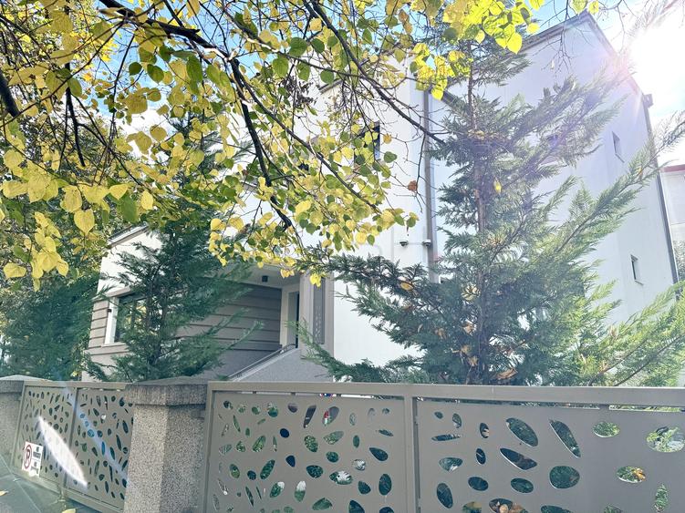 Vilă Primăverii, 10 camere, 6 băi, garaj, curte