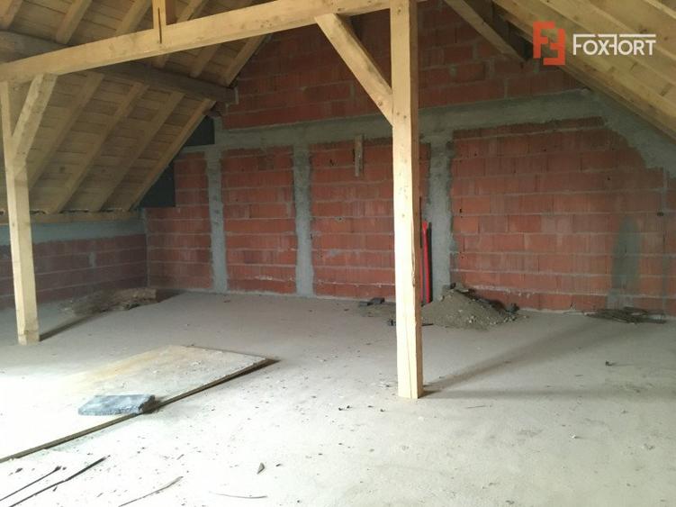 Casa tip triplex, cu 2 camere, de vanzare in Sanandrei.