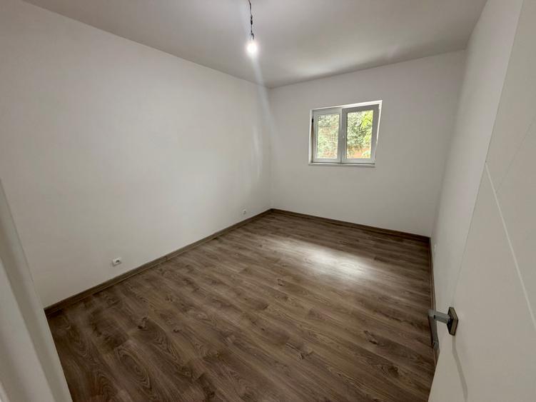 Casa P+1 la 1 km fata de metrou Aparatorii Patriei. 3 cam. Teren 110 mp