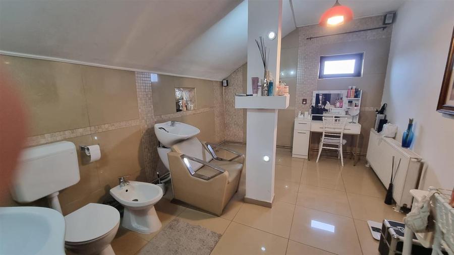Casa de vanzare moderna cu costuri reduse, panouri solare si spatiu comercial in