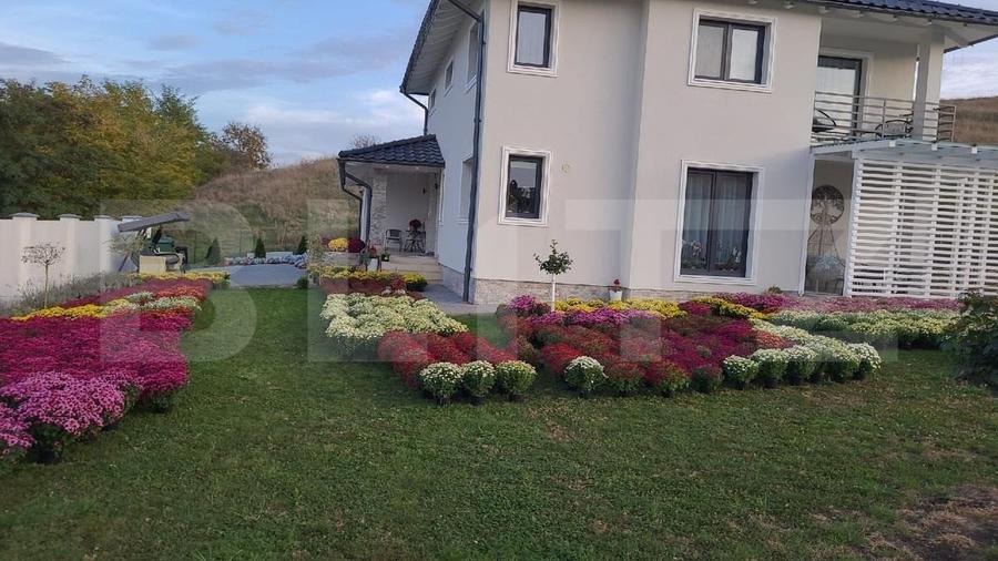 Casa de vacanta cu priveliste catre lac, 213 mp utili, 3500 mp teren cu livada