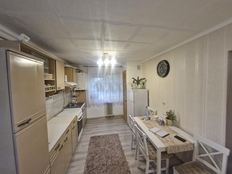 Apartament 3 camere, semidecomandat,  etaj 1. Zona Decebal