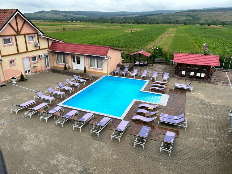 Vand Hotel cu restaurant  si piscina