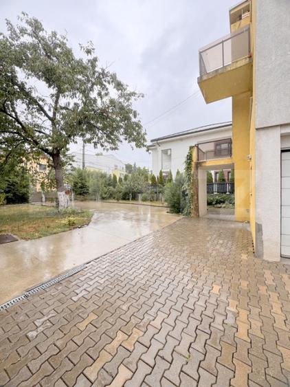 Casa individuala , 3 garaje , terasa ,  352mp utili, zona Dambu Rotund