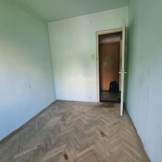 Proprietar vand apartament 3 camere etaj 1 semidecomandat zona Vlahuta 3 - 5