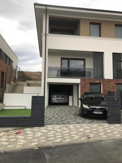 Duplex semifinisat cu Garaj Voronet .