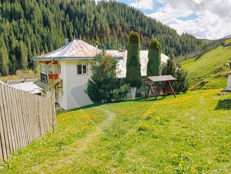 Case cu 7 camere de vânzare în comuna Panaci, sat Drăgoiasa.