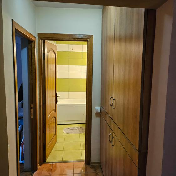 Apartament cu 3 camere ~ zona Brosteni / Colegiu ~ etaj 3 din 4