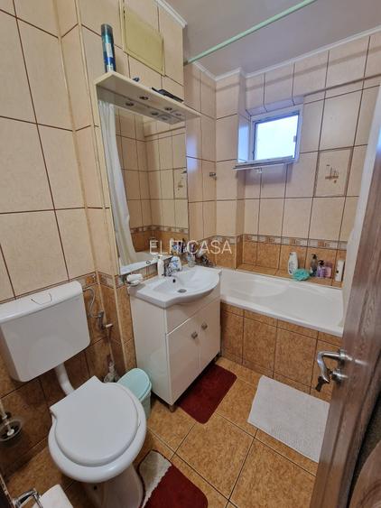Apartament cu 3 camere decomandat, in zona Podu Ros - 9