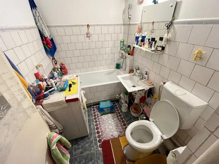 Apartament cu 3 camere decomandat, etajul 2/4, zona Canta