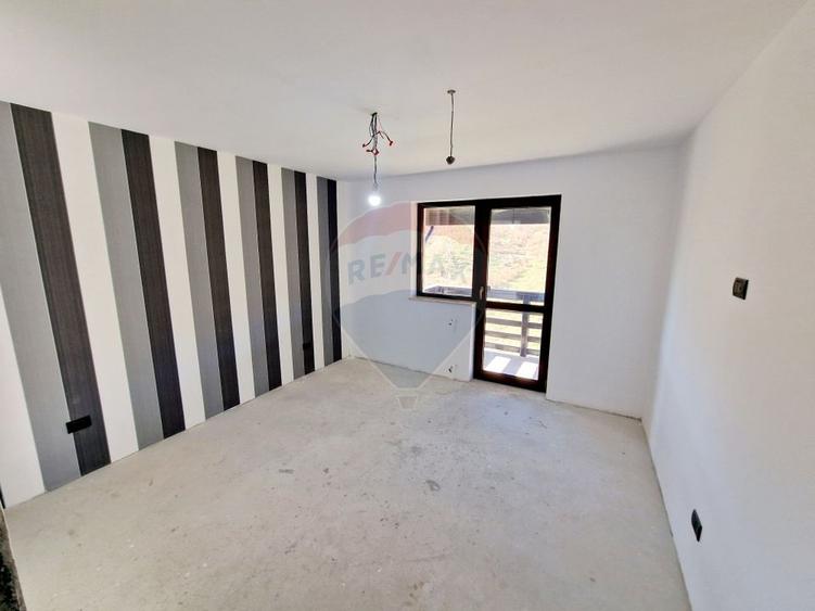 Casă / Vilă cu 8 camere de vânzare în zona Balaur