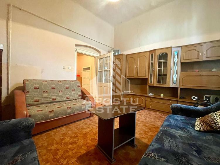 Apartament decomandat, 2 camere curte comuna - Zona Piata Sarbeasca
