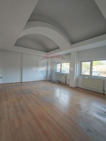 Spațiu de birouri de 2,100mp de închiriat - 2