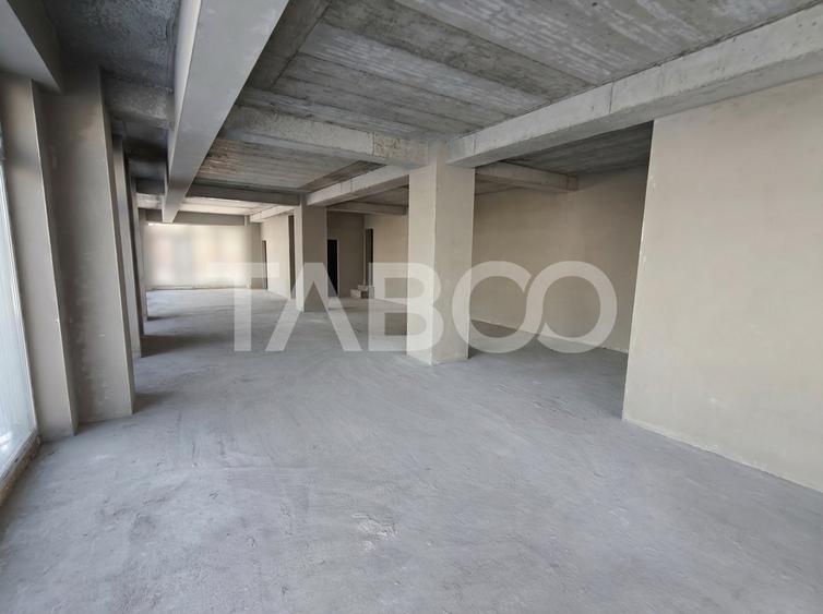 Spatiu Comercial de inchiriat cu 8 locuri de parcare - Vitrina 13 m