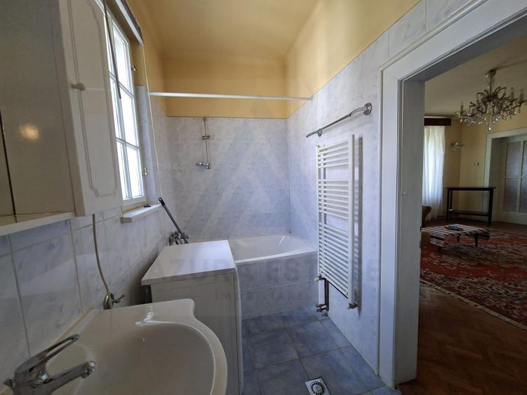 Apartament 4 camere 110 mp utili cu teren aferent si 2 bai Central