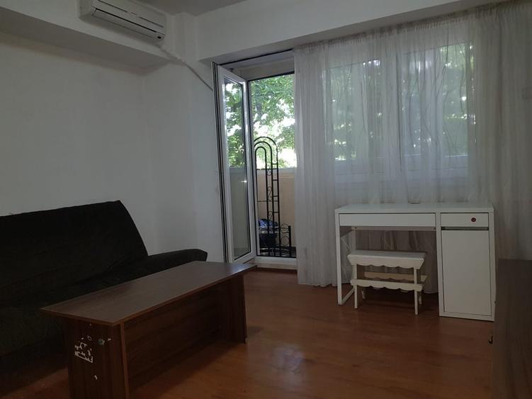Titulescu, scoala 3, 3 camere decomandat, 80 MP,Loc parcare, etaj 1, 550 euro