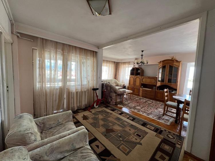De vanzare Apartament 3 camere, zona Centru.