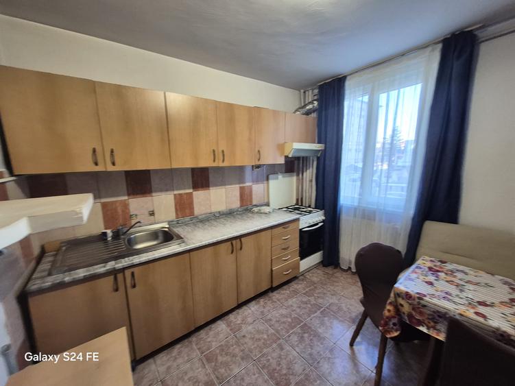 De vânzare – Apartament 3 camere, 2 băi, etaj 1