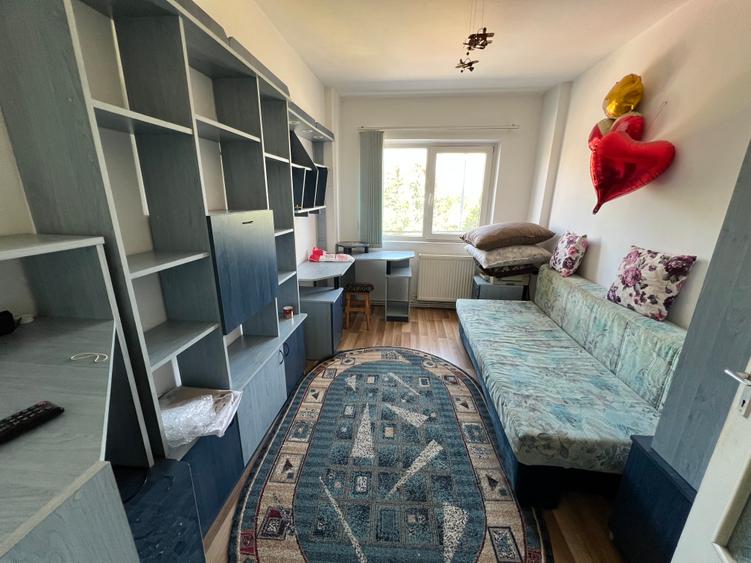 INCHIRIEZ apartament 3 camere decomandat, zona Ciresica