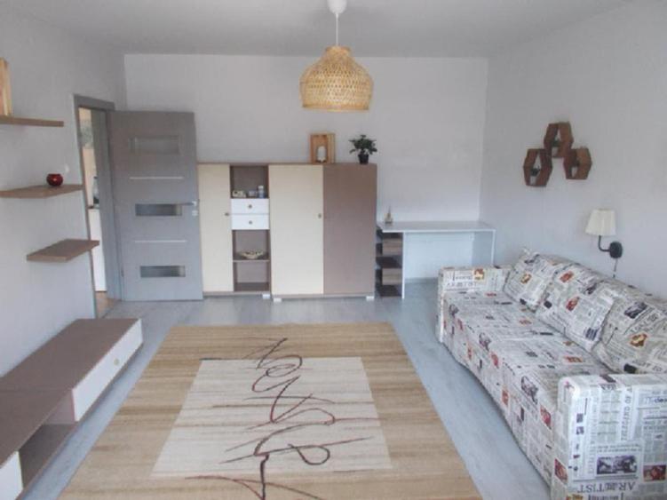 Proprietar inchiriez ofer garsoniera mare Racadau, Paraului 345 euro .