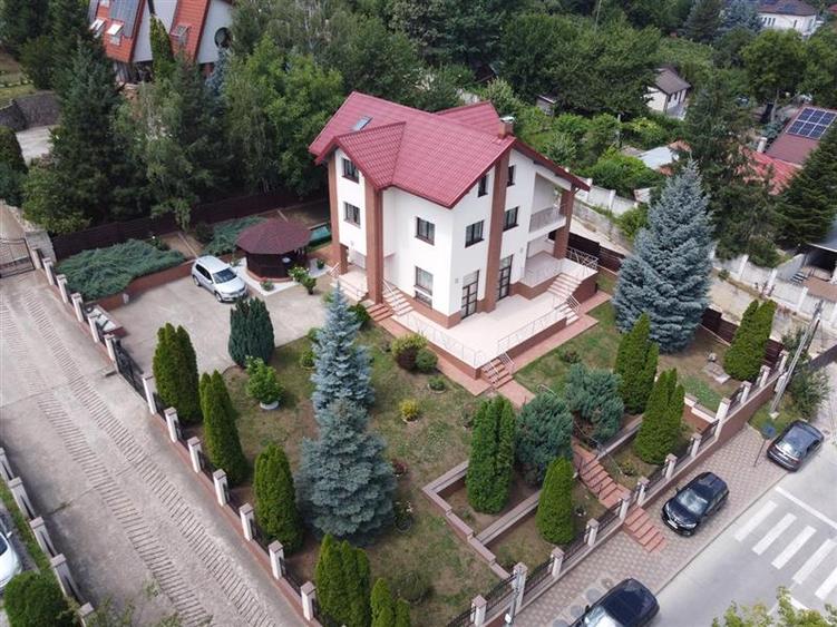Vila exclusivista de vanzare in Iasi, design impunator, localizare excelenta.