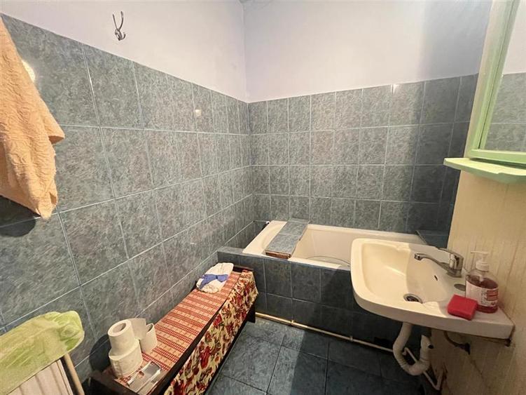 Apartament 2 camere decomandat balcon pivnita zona Vasile Aaron
