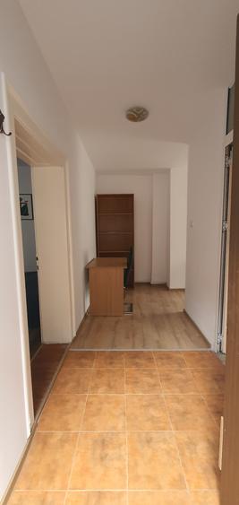 Inchiriez garsoniera la casa , zona Centrala (Str.9Mai),cu acces la o mica curte
