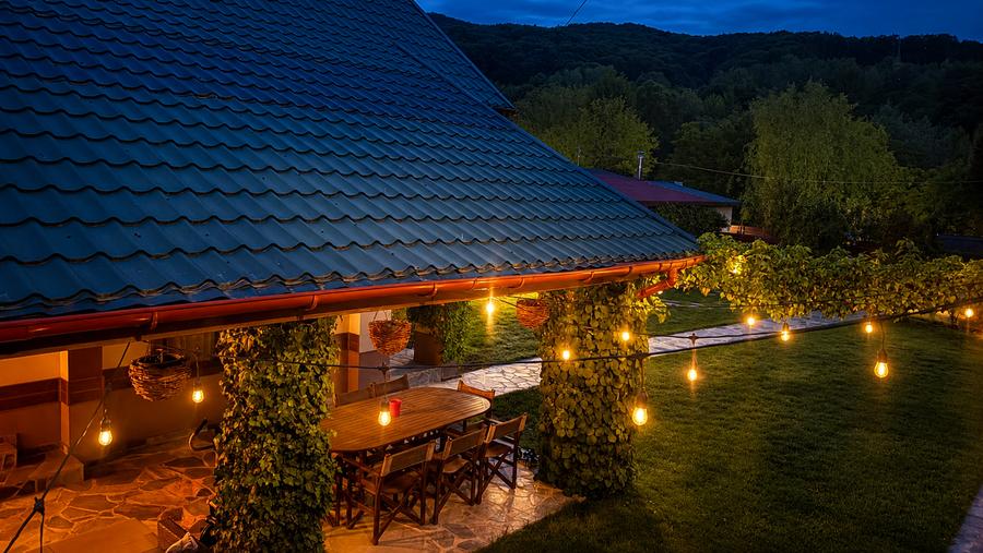 Proprietate cu doua corpuri de locuit, piscină, foisor, complet funcțională