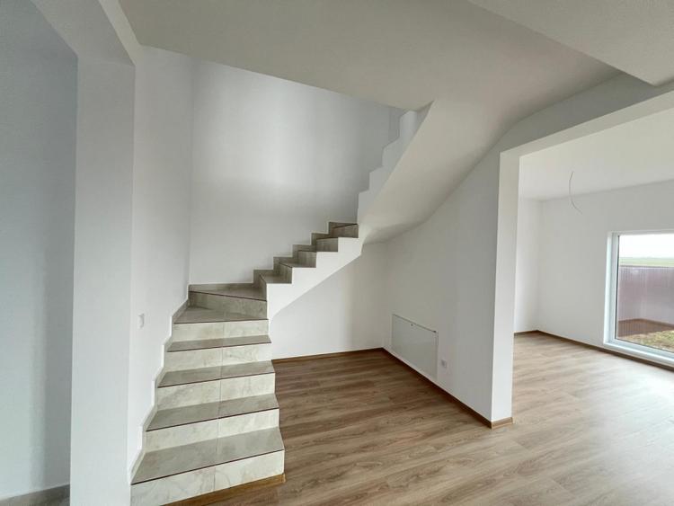 Casa - Duplex - 4 camere - 115mp - Curte 300mp - Utilitati - Sanpetru