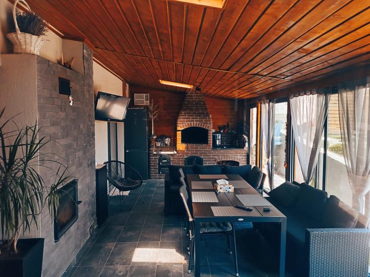 Casa / vila Platou Prundu - Craiovei , mobilata / utilata , finisaje moderne !
