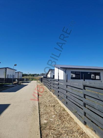 Casa cu 4 camere intabulata in ansamblu cu iesire la lac - Crevedia