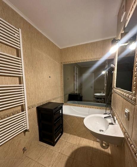 Inchiriez apartament DECOMANDAT 3 camere cu parcare si boxa