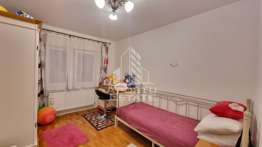 Apartament cu 3 camere de vanzare, decomandat , Zona Mircea cel Bătrân