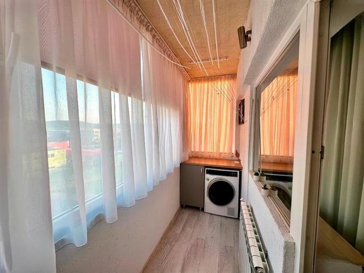 Apartament de vanzare 3 camere / boxă / loc de parcare - Valea Lupului