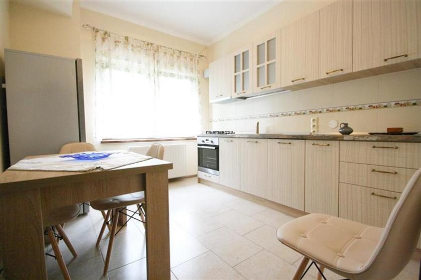 Apartament central cu acces la gradina si 2 locuri parcare