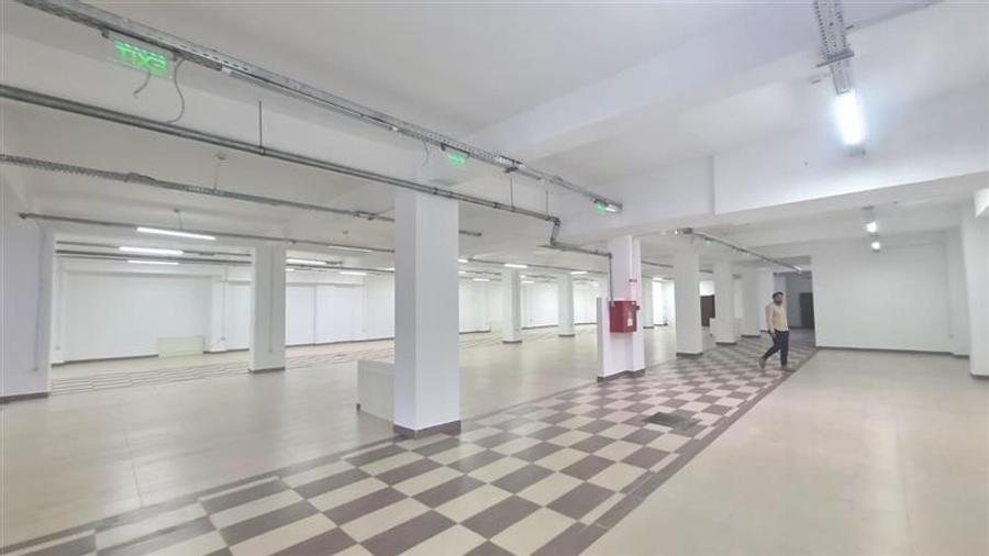 Spatiu comercial 850 mp , Vitrine, artera principala
