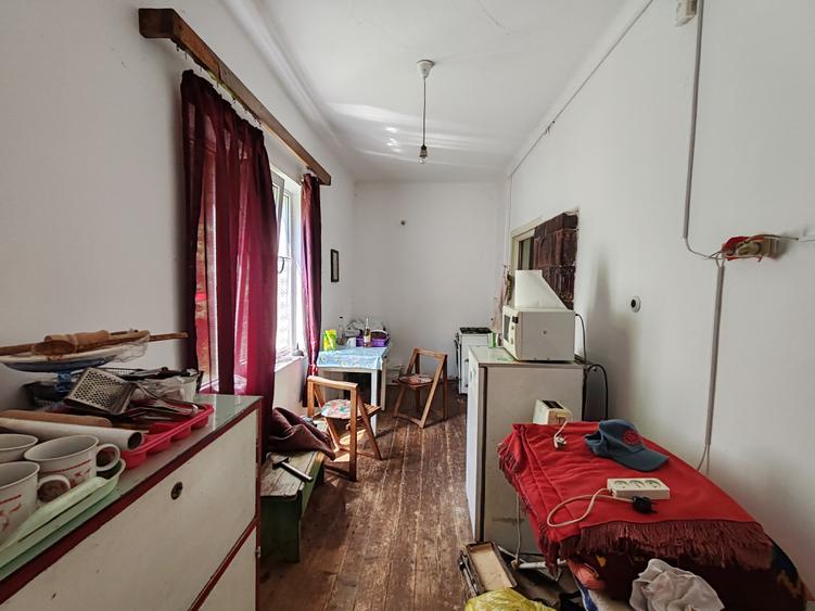 Casa 6 camere libera la vanzare zona Bartolomeu